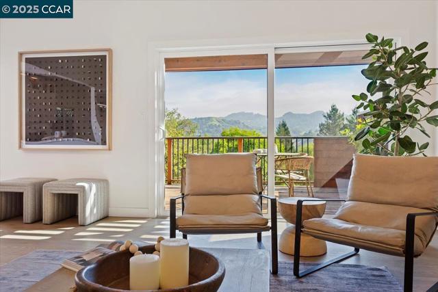 316 Village View Ct, Orinda CA: https://media.crmls.org/mediaz/fd8f87de-121d-43d3-bf3e-b45c61b4cb15.jpg