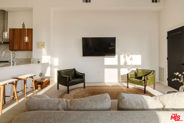 1124 W Panorama Way, Los Angeles CA: https://media.crmls.org/mediaz/fd90e328-c541-4409-bc7a-12289271f856.jpg