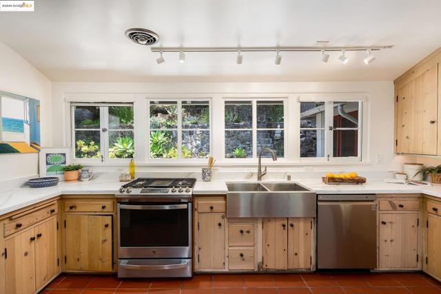 2976 Joaquin Miller Rd, Oakland CA: https://media.crmls.org/mediaz/fd90f83e-9205-4012-8f99-6fcb5fc2700b.jpg