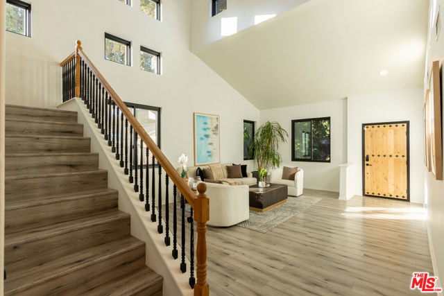 18404 Arminta Street photo 6