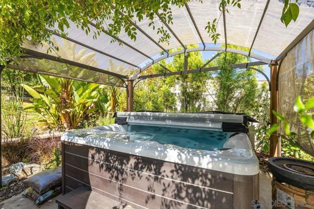 1217 Stockton Pl, Escondido CA: https://media.crmls.org/mediaz/fd93a3b8-8798-4744-9c3e-fed4cbe26171.jpg