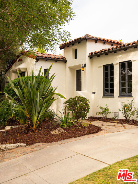1444 S Sierra Bonita Avenue, Los Angeles CA: https://media.crmls.org/mediaz/fd93f9cc-e1c2-45f0-ac5b-3b7fafcacc6f.jpg