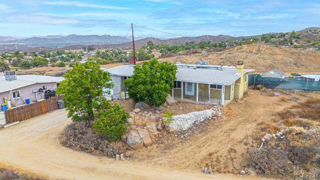 28587 Goetz Rd, Canyon Lake CA: https://media.crmls.org/mediaz/fd952d9a-9a8b-4c1e-b498-6feb53017dde.jpg