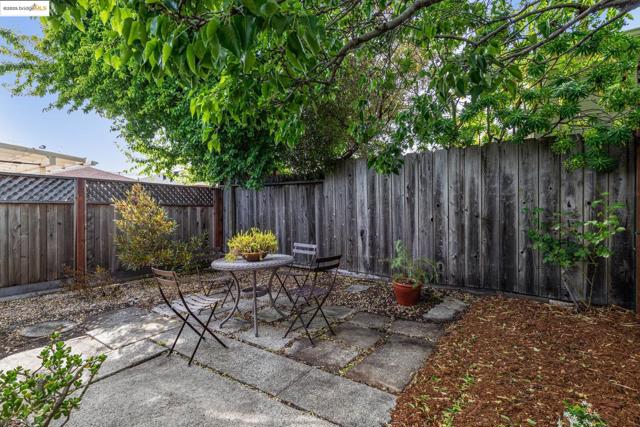 1621 Everett St, El Cerrito CA: https://media.crmls.org/mediaz/fd95b299-bafa-43bd-87dc-765f3f7982b5.jpg