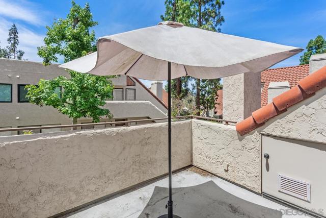 17945 Caminito Pinero, San Diego CA: https://media.crmls.org/mediaz/fd97f050-17ca-4165-acef-64030013e368.jpg