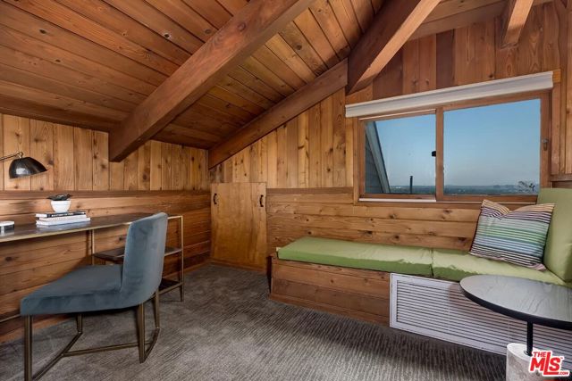 3201 Maplewood Avenue, Los Angeles CA: https://media.crmls.org/mediaz/fd984d25-3e31-4205-9ebb-7abaa1536110.jpg