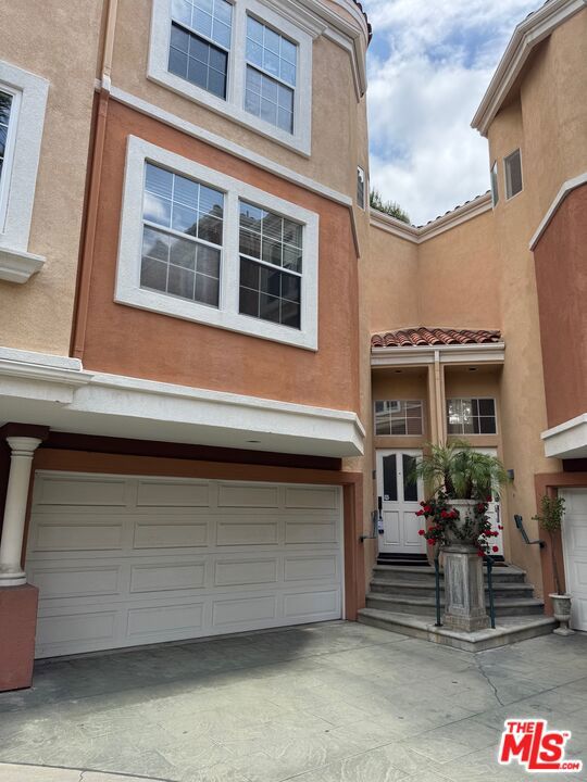 19 Imperial Aisle, Irvine CA: https://media.crmls.org/mediaz/fd98d38e-490d-4f73-8ab0-5eb35174510c.jpg