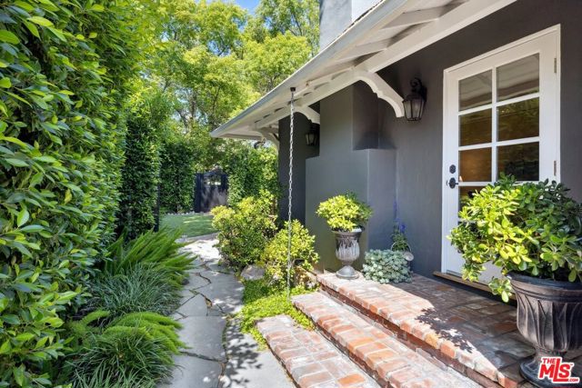 800 N Rose Street, Burbank CA: https://media.crmls.org/mediaz/fd99fa25-8ed3-44dc-9ab1-b0df6b8300dd.jpg