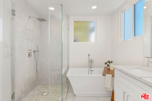 11963 Mayfield Avenue, Los Angeles CA: https://media.crmls.org/mediaz/fd9a4b36-655a-4f7b-bbba-4c136a8faee3.jpg