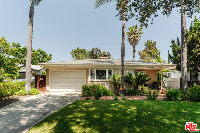 4426 Auckland Avenue, Toluca Lake CA: https://media.crmls.org/mediaz/fd9adaaa-9964-4e4d-8848-e683f5474aea.jpg
