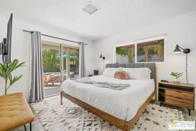 547 N Sunrise Way, Palm Springs CA: https://media.crmls.org/mediaz/fd9b685e-28cf-42cd-9f83-46befd86f292.jpg