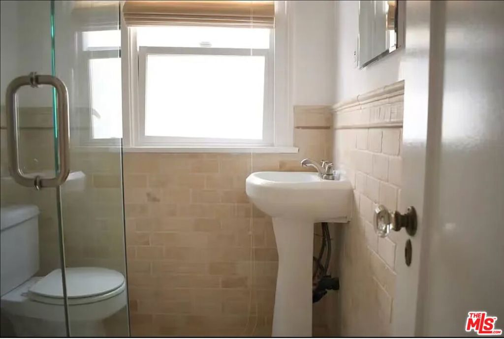 https://media.crmls.org/mediaz/fd9bc6ba-2798-4c30-9b51-965921c45b36.jpg?preset=X-Large