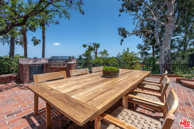 16331 Tudor Drive, Encino CA: https://media.crmls.org/mediaz/fd9cfad6-3309-487f-a4f8-0ceb26300f36.jpg