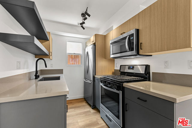 2922 Hauser Boulevard, Los Angeles CA: https://media.crmls.org/mediaz/fd9d82b3-49ca-48a2-bf99-7961b86375e9.jpg