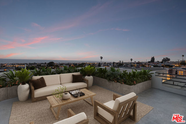 1129 2nd Street, Hermosa Beach CA: https://media.crmls.org/mediaz/fd9d9f78-a99d-4bc8-92c6-3e49d81da688.jpg