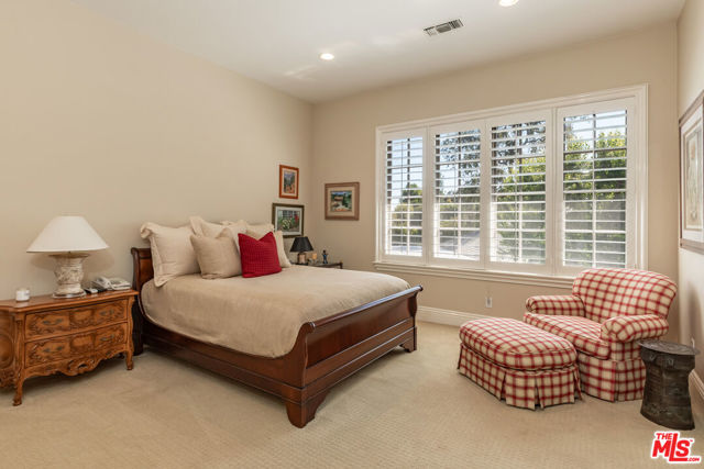 5200 Encino Avenue, Encino CA: https://media.crmls.org/mediaz/fd9f470a-b5bf-4c1a-b750-41451cd61086.jpg