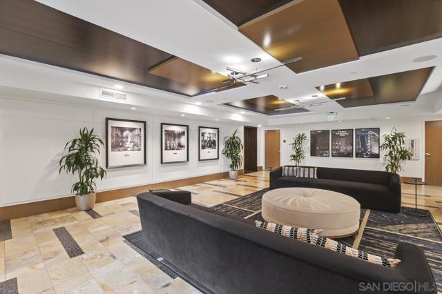 700 W E St, San Diego CA: https://media.crmls.org/mediaz/fd9fade2-b43d-491d-8429-bdad48d0e8b1.jpg