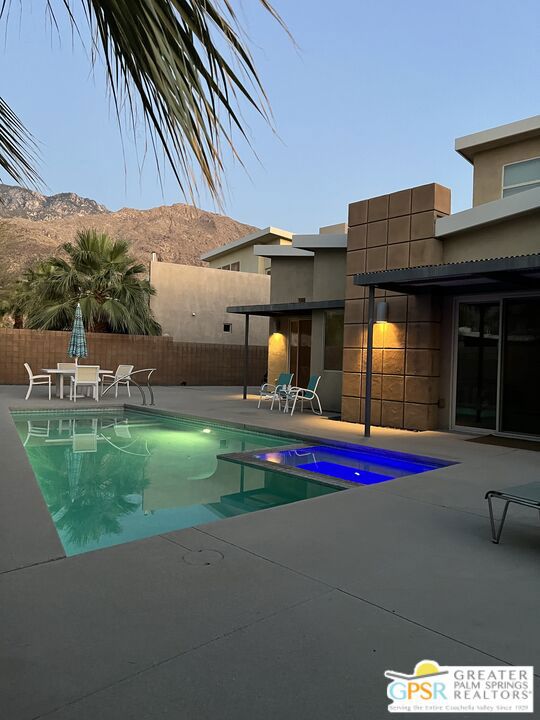 941 Oceo Circle, Palm Springs CA: https://media.crmls.org/mediaz/fda1548a-88a5-480c-9900-cb2fbcd54bf0.jpg