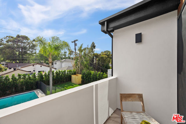 2631 Castle Heights Place, Los Angeles CA: https://media.crmls.org/mediaz/fda16354-6301-4563-aa64-9d5948457dd5.jpg