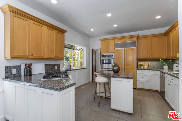 1622 N Orange Grove Avenue, Los Angeles CA: https://media.crmls.org/mediaz/fda1f70b-a6c4-42e0-8605-41ad14a65116.jpg