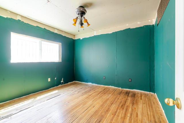 332 N St Louis Street, Los Angeles CA: https://media.crmls.org/mediaz/fda22229-df1f-4a84-9887-62f06eaa5e54.jpg