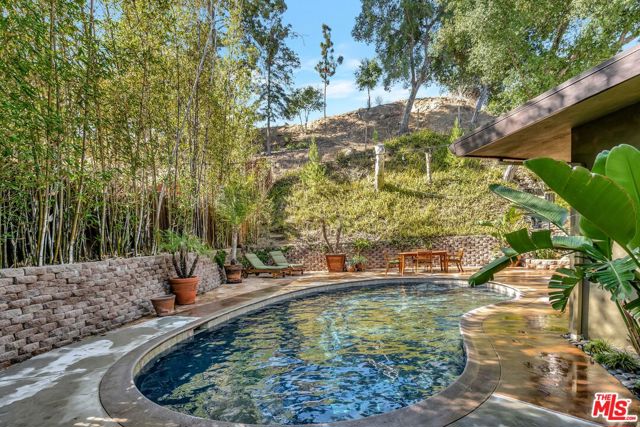 15511 Woodcrest Drive, Sherman Oaks CA: https://media.crmls.org/mediaz/fda28a52-8204-46a7-86e1-ee7cfb8ead03.jpg