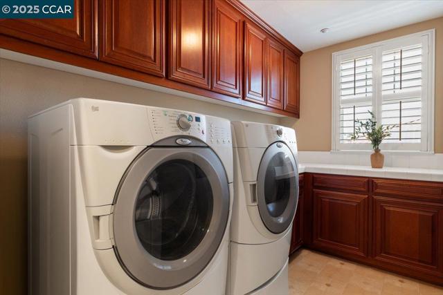1669 Albani Place, Brentwood CA: https://media.crmls.org/mediaz/fda31c06-2589-4bcc-a717-7da9f6c3d7b0.jpg