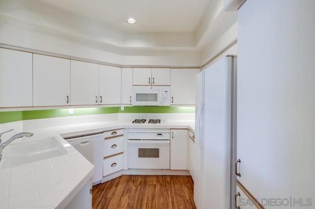 12079 Tivoli Park Row, San Diego CA: https://media.crmls.org/mediaz/fda32dc6-c0c2-4c02-84b6-d05949648030.jpg