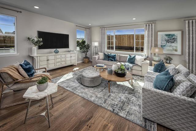 2201 Daisy Drive, Hollister CA: https://media.crmls.org/mediaz/fda3a918-a679-4fb0-8994-89fb87d4ea6a.jpg