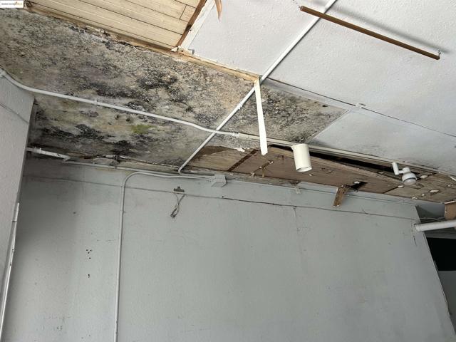 39 Main St, Isleton CA: https://media.crmls.org/mediaz/fda3af26-f7d3-4d76-bb0e-52bc4da45217.jpg