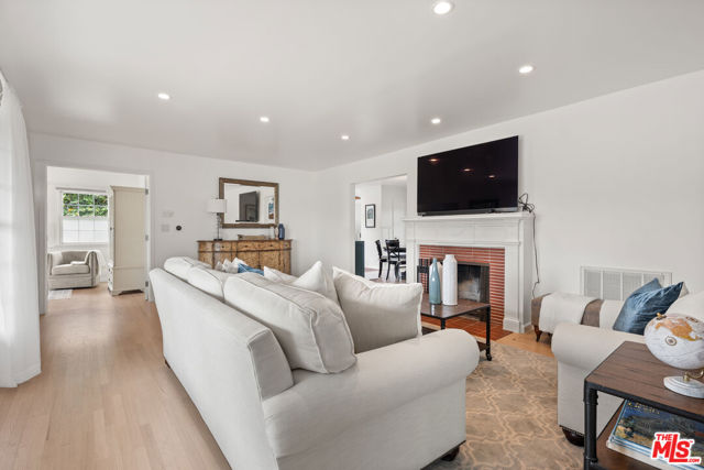 6399 W 80th Street, Los Angeles CA: https://media.crmls.org/mediaz/fda3dd13-ec96-4b40-92f6-298dbbbe8226.jpg