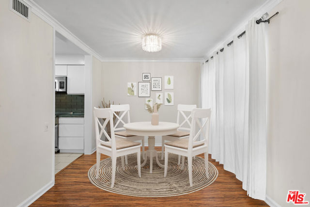 818 S Lucerne Boulevard, Los Angeles CA: https://media.crmls.org/mediaz/fda4b4fc-afad-469b-8a52-6d3b39fd2e62.jpg