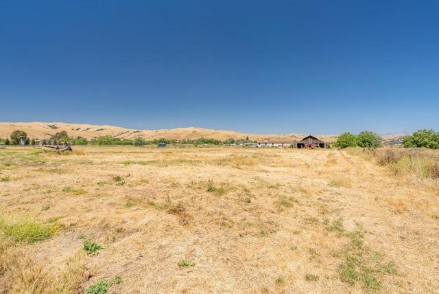 7327 Lovers Lane, Hollister CA: https://media.crmls.org/mediaz/fda4deb0-a0a4-4c9d-95ea-3766fae38f37.jpg