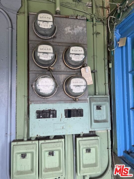 2216 W Jefferson Boulevard, Los Angeles CA: https://media.crmls.org/mediaz/fda525d2-756d-431e-8247-1ed62aee5fcd.jpg