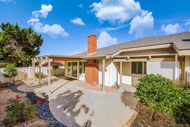 4225 Dusk Ln, Oceanside CA: https://media.crmls.org/mediaz/fda5f71c-bcc3-491c-84cb-44dcee620c07.jpg