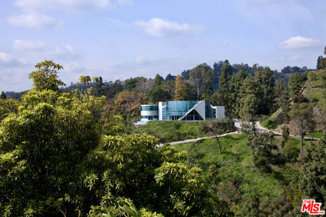 1169 Loma Linda Drive, Beverly Hills CA: https://media.crmls.org/mediaz/fda697d4-0512-4569-8242-e3851343ab5d.jpg