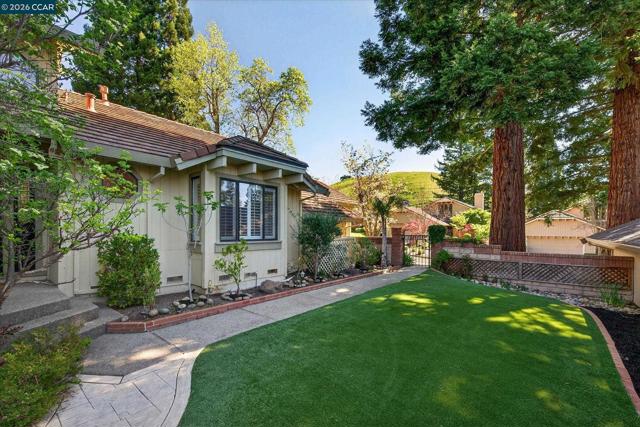 951 Redwood Dr, Danville CA: https://media.crmls.org/mediaz/fda7515d-8774-4c78-84e2-51f22f79384d.jpg