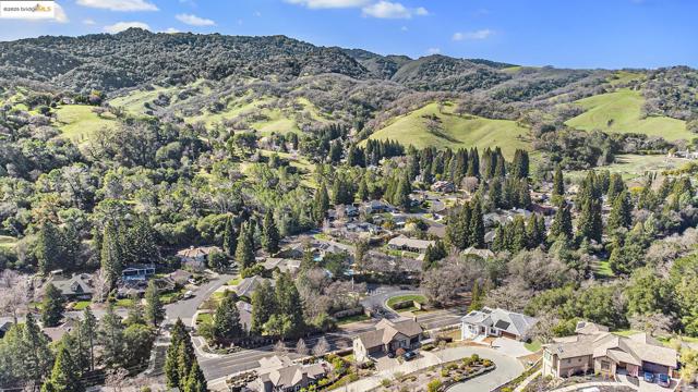 130 Arbor View Ln, Lafayette CA: https://media.crmls.org/mediaz/fda87371-4d0e-44b4-9939-6dc34f6b9b25.jpg