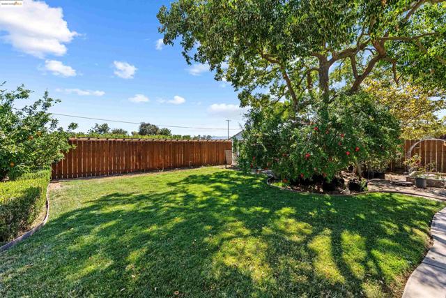 1600 Eden Plains Rd, Brentwood CA: https://media.crmls.org/mediaz/fdaa392c-f8f4-4488-beb3-31fd32fe6776.jpg