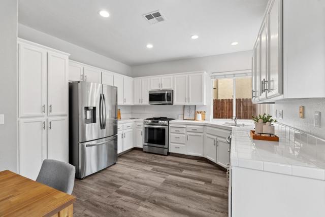 56 Lavender Court, Tracy CA: https://media.crmls.org/mediaz/fdab2b40-46f8-42be-b9a0-0ef55c88ce25.jpg