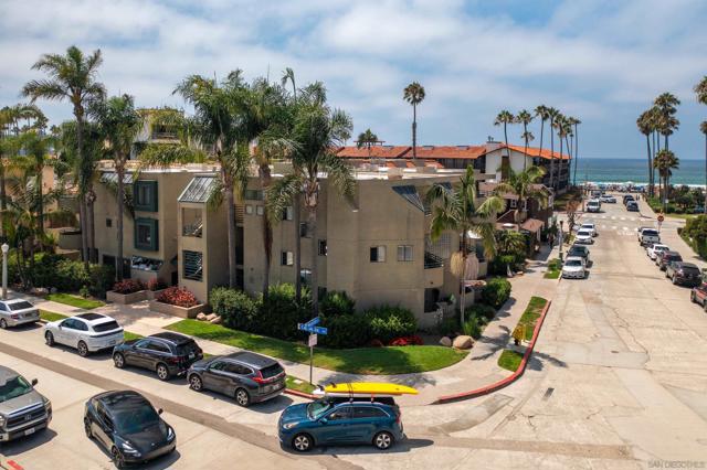 8132 Camino Del Sol, La Jolla CA: https://media.crmls.org/mediaz/fdabd3df-06c3-4cf0-9386-69d088a0b5de.jpg