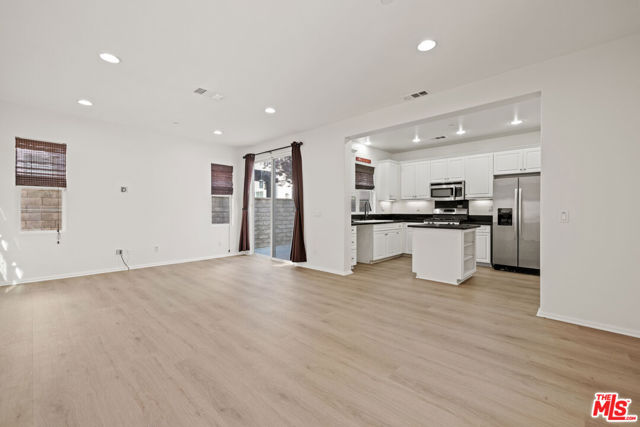 21749 Bene Drive, Santa Clarita CA: https://media.crmls.org/mediaz/fdac4a80-937a-4cbb-a009-591a535e50af.jpg