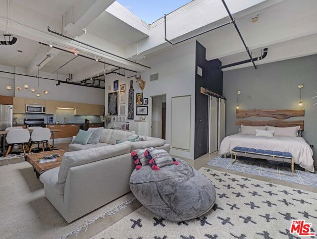 738 S Los Angeles Street, Los Angeles CA: https://media.crmls.org/mediaz/fdac716c-3c02-40d0-b466-4fa502ed56bd.jpg