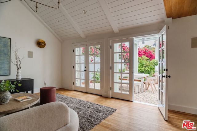 226 N Arden Boulevard, Los Angeles CA: https://media.crmls.org/mediaz/fdad0054-7b92-44fa-85e6-fb35ca979002.jpg