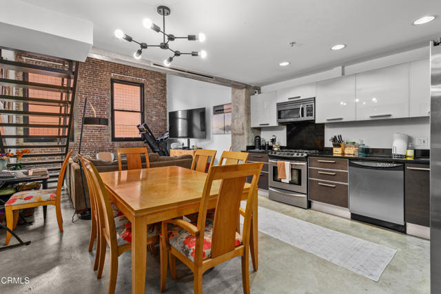 35 N Raymond Avenue, Pasadena CA: https://media.crmls.org/mediaz/fdad302a-950e-4f26-b734-3433c42cebb2.jpg