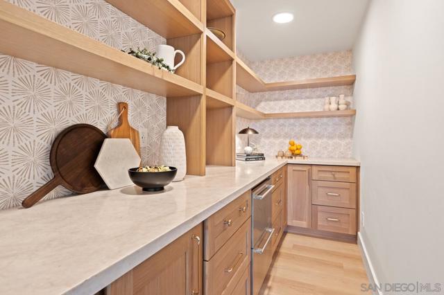 4911 Beaumont Dr, La Mesa CA: https://media.crmls.org/mediaz/fdad4601-321c-4e16-81ac-35b8cf680956.jpg