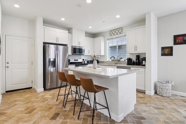 511 Surfbird Ln, Imperial Beach CA: https://media.crmls.org/mediaz/fdad7a63-5708-4b91-91d9-cfc3e598e577.jpg