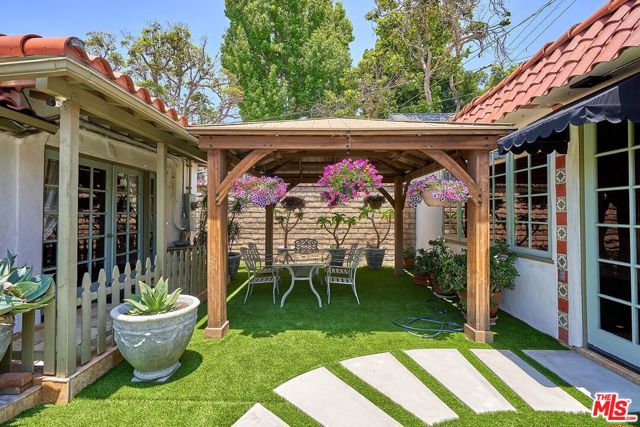 424 N Arden Boulevard, Los Angeles CA: https://media.crmls.org/mediaz/fdad9d42-35ac-4ec3-a765-e19475f86282.jpg