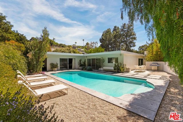 11115 Dona Pegita Drive, Studio City CA: https://media.crmls.org/mediaz/fdade1bb-d843-4260-a0d8-2d31d5562a08.jpg