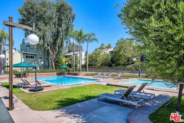 4818 Hollow Corner Road, Culver City CA: https://media.crmls.org/mediaz/fdae7a06-b259-401f-8f72-d3e77e08a037.jpg